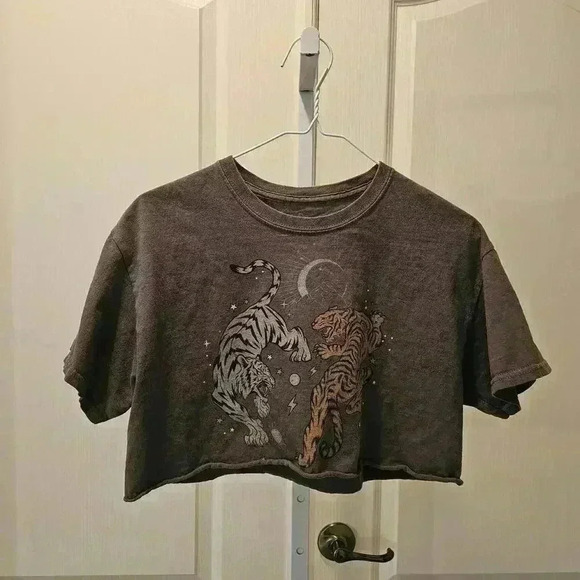 Full Tilt Graphic Cropped T-Shirt with Tiger Design - Picture 1 of 4